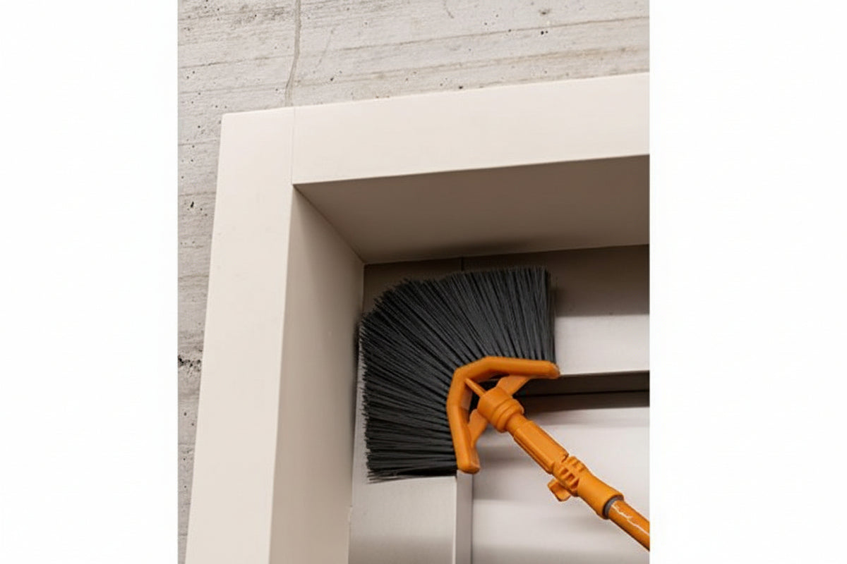 CORNER BRUSH WITH TELESCOPIC HANDLE EXTENDABLE TO 152 CM REACHES EVERY CORNER