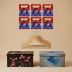 Set Organizzazione Armadio: 6 Confezioni Tarmiblok Lavanda, 12 Grucce in Legno 45 cm e 2 Scatole con Coperchio 50 × 40 x 25 cm