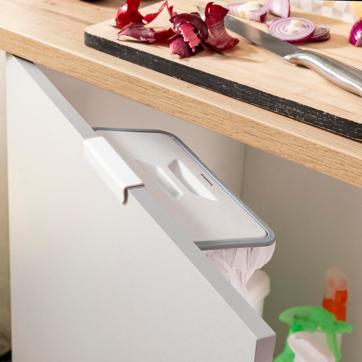 InnovaGoods - Portable Garbage Bag Holder with Lid, Odor Eliminator, Space-Saving Design, Easy to Clean, Grey, ABS