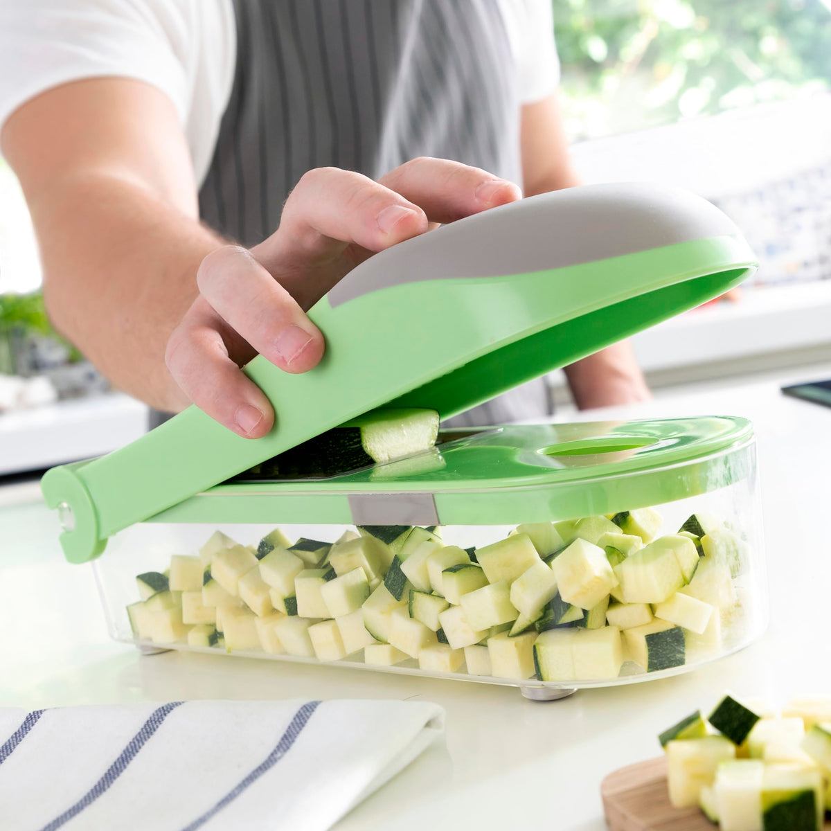 InnovaGoods® Choppie Expert 7-in-1 Vegetable Cutter, Grater and Mandolin with Recipes and Accessories, multifunctional, stainless steel blades, container and glove, green.