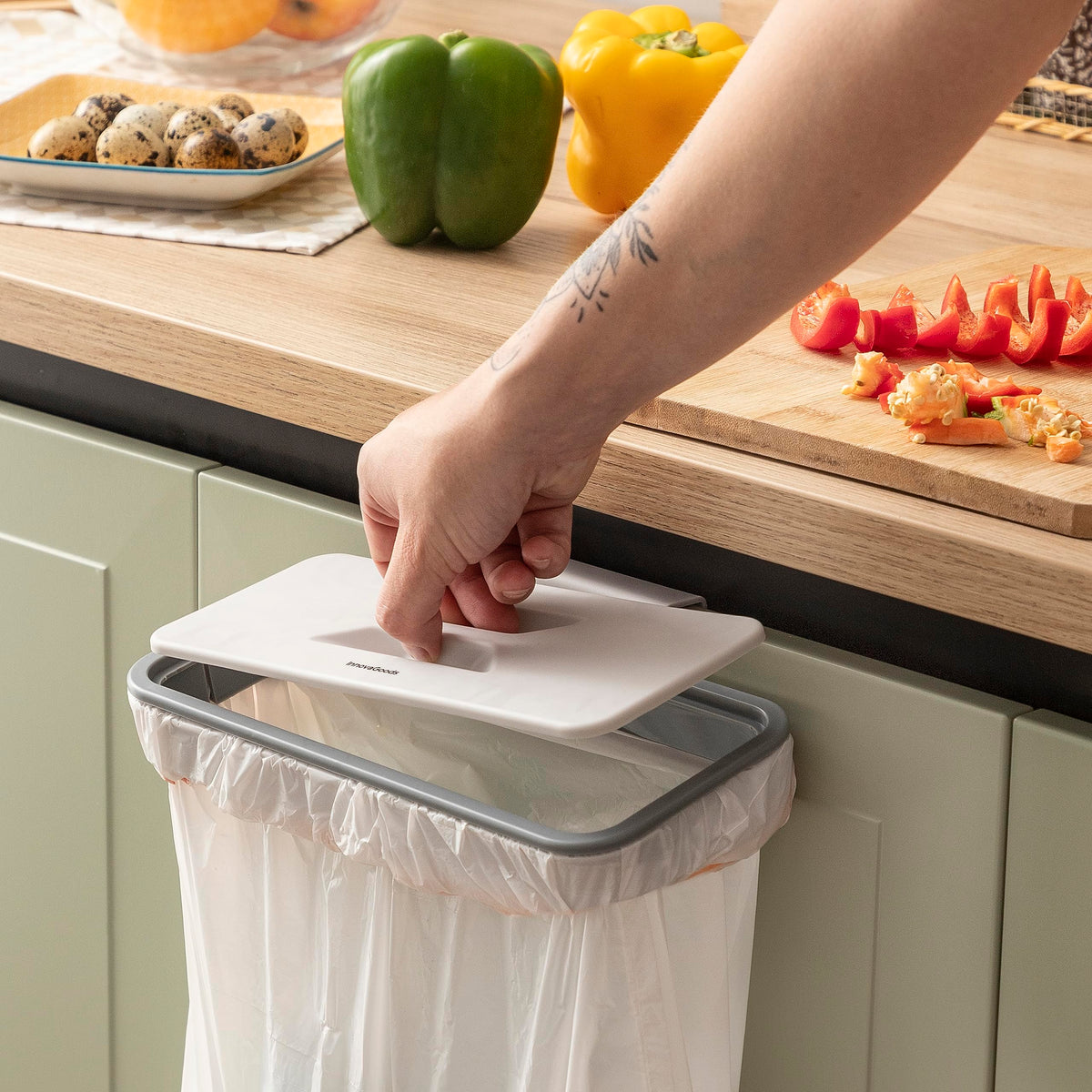 InnovaGoods - Portable Garbage Bag Holder with Lid, Odor Eliminator, Space-Saving Design, Easy to Clean, Grey, ABS
