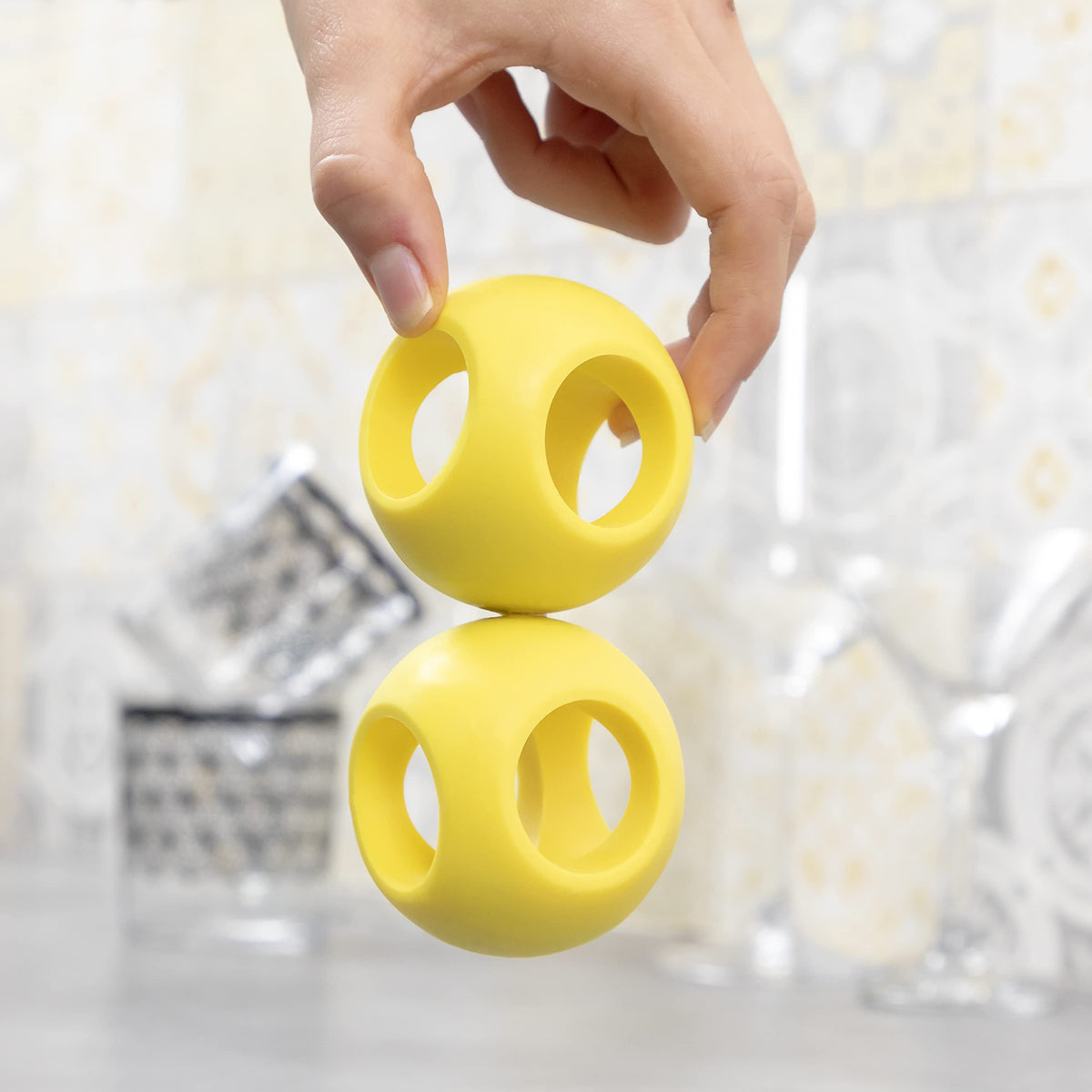 InnovaGoods - Lot de 2 billes magnétiques anticalcaires Ioclean, écologiques, réutilisables, économes en énergie, idéales pour lave-linge et lave-vaisselle, jaunes, en plastique