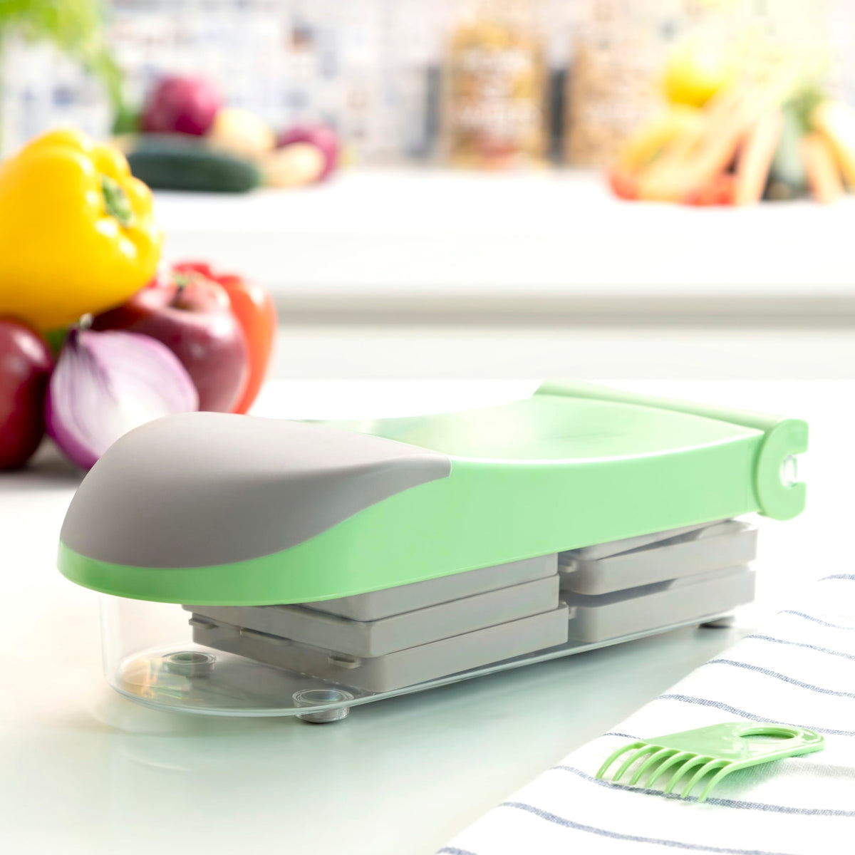 InnovaGoods® Choppie Expert 7-in-1 Vegetable Cutter, Grater and Mandolin with Recipes and Accessories, multifunctional, stainless steel blades, container and glove, green.