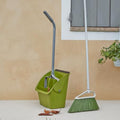 Set Pulizia da Giardino, Scopa con Manico in Metallo e Alzaimmondizia Basculante, per Esterni, Cortile e Terrazze