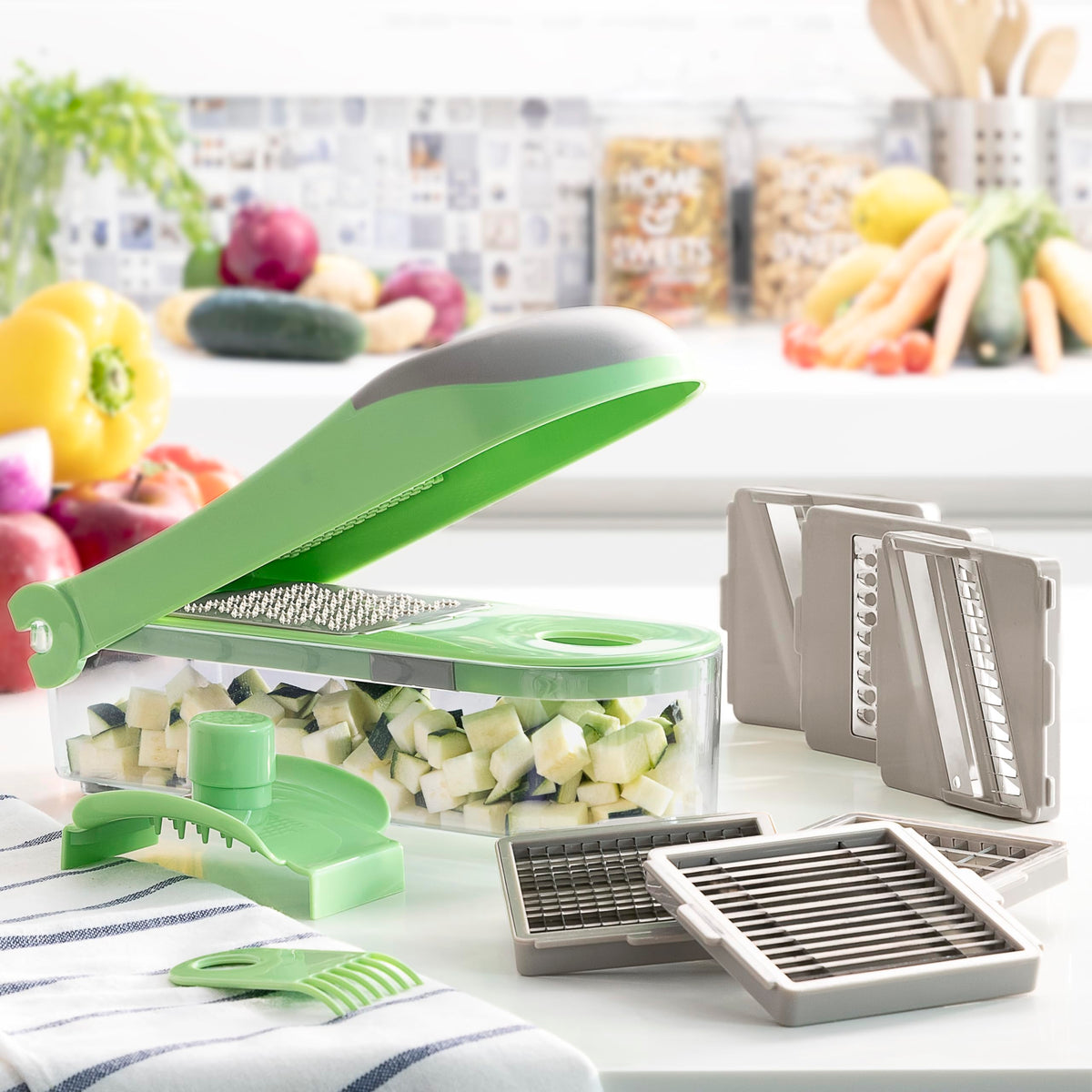 InnovaGoods® Choppie Expert 7-in-1 Vegetable Cutter, Grater and Mandolin with Recipes and Accessories, multifunctional, stainless steel blades, container and glove, green.