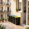 Contenitori per raccolta differenziata sul balcone di casa
