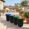 Contenitori per raccolta differenziata sul terrazzo