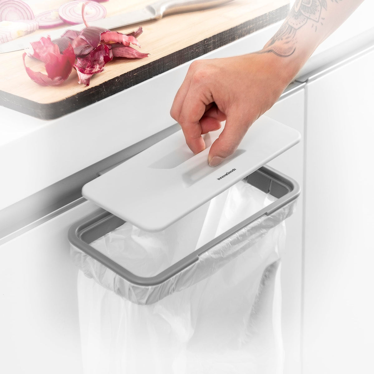 InnovaGoods - Portable Garbage Bag Holder with Lid, Odor Eliminator, Space-Saving Design, Easy to Clean, Grey, ABS