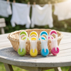 Mollette colorate con cestino in giardino