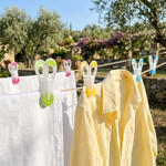 Mollette colorate sul bucato al sole