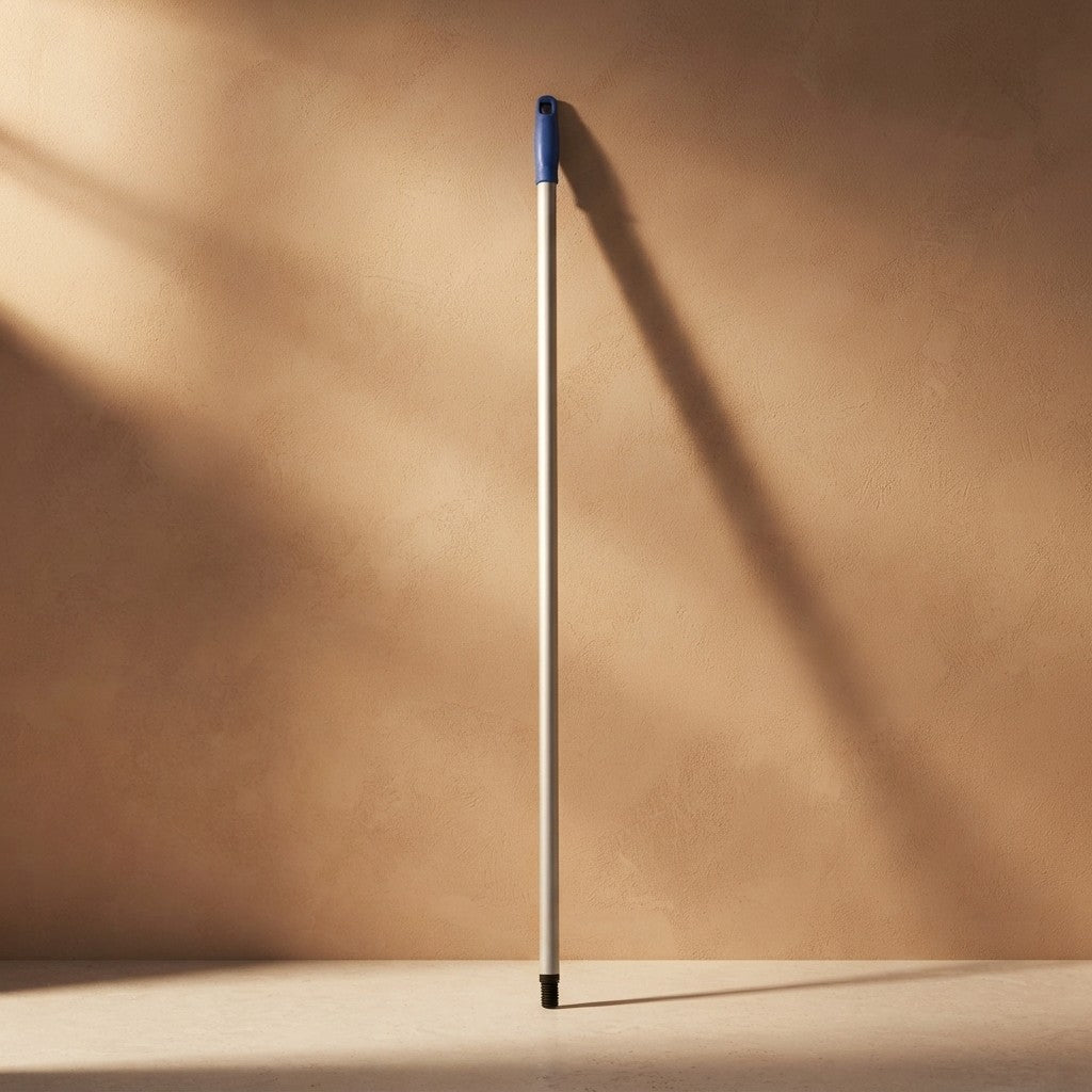 Manche en aluminium de 140 cm avec fixation à vis universelle - Pour balais, balayeuses et serpillières professionnelles