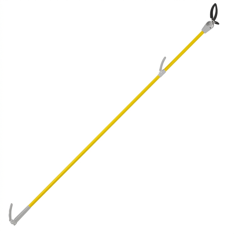 Pinza in diagonale su fondo bianco